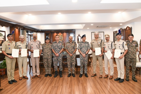   साहस और परोपकार को पुरस्कृत किया गया, आईएसए सीआरपीएफ माउंट आबू की बहादुर छह सदस्यीय टीम को एक ट्रैकर को बचाने के लिए सीआरपीएफ के महानिदेशक द्वारा सम्मानित किया गया।